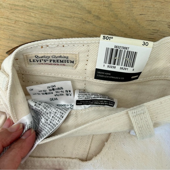 Levi’s 501 high rise cut-off denim shorts - NWT - size 30 - Picture 4 of 7